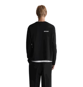 Vista desde atrás de la Trust Tee, camiseta negra manga larga con fit regular.