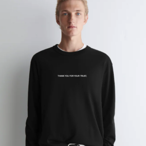 Modelo masculino con la Trust Tee, camiseta negra manga larga.