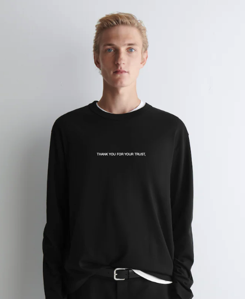 Modelo masculino con la Trust Tee, camiseta negra manga larga.